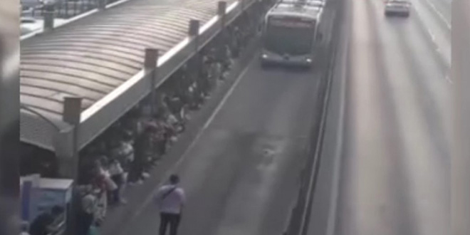 Metrobüsler durmadı, vatandaş yola çıkıp isyan etti