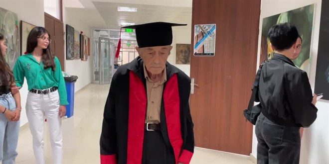 Güzel Sanatlar Fakültesinin 81 yaşındaki öğrencisi Hamdi Balkaş bölüm ikincisi oldu