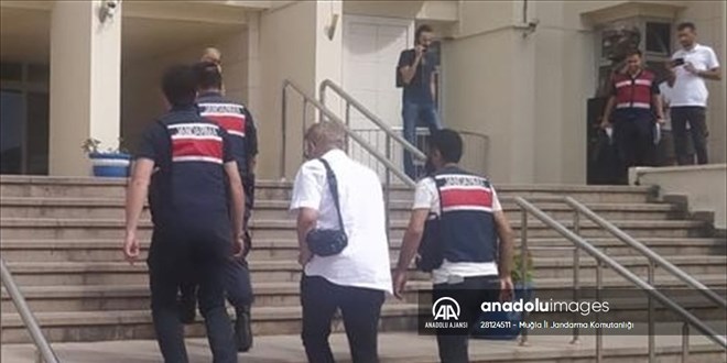 Kendi tabancasıyla aracına ateş ettiği iddia edilen film yapımcısı gözaltına alındı