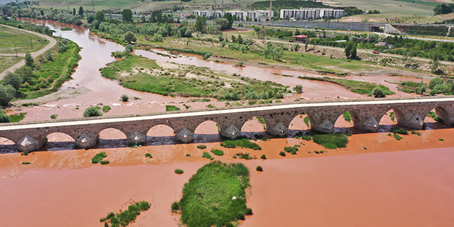 Türkiye'nin en uzun nehri Kızılırmak kızıla büründü