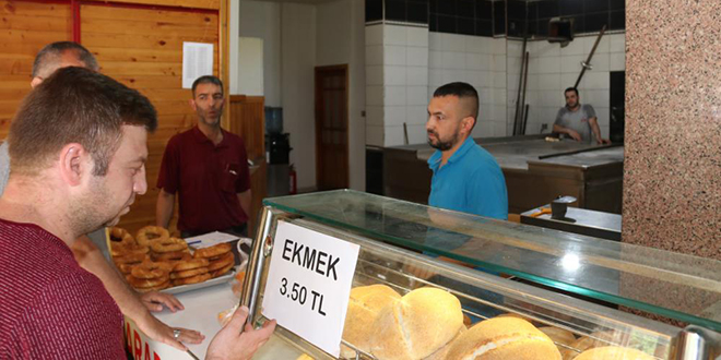 Fırıncılar 4 TL olmasını istiyor, 3 buçuk TL'ye ekmek satan fırınlara ceza yağdı