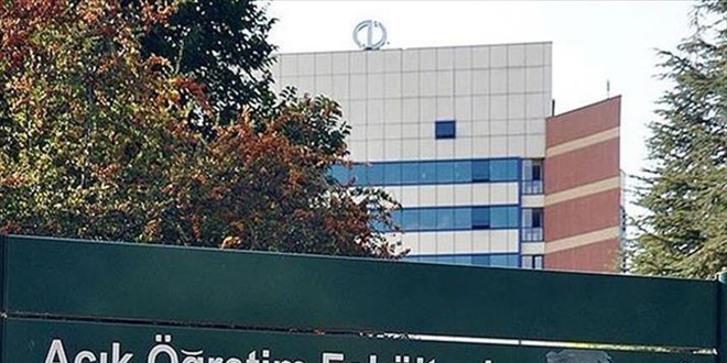 Anadolu Üniversitesinin açık öğretim programlarında mezuniyet töreni