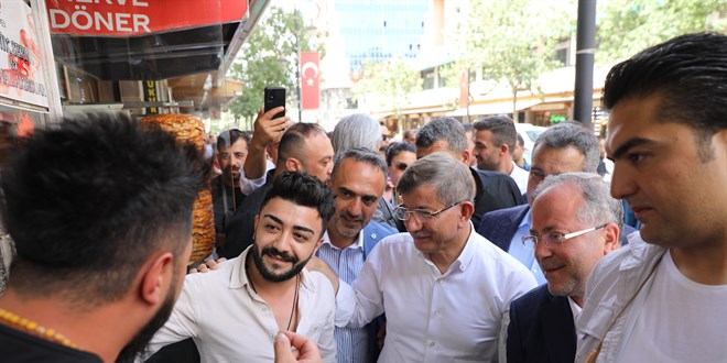 Davutoğlu, Diyarbakır'da gazetecilerle bir araya geldi, esnafı ziyaret etti