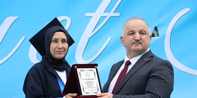 Mezuniyet sevincini çocuklarıyla yaşadı