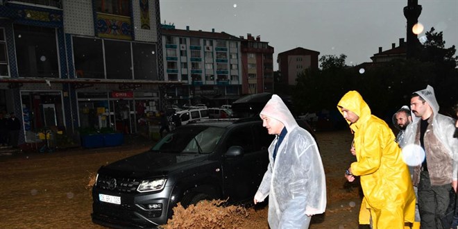 İçişleri Bakanı Soylu, sağanağın olumsuz etkilediği Akyurt'a gitti
