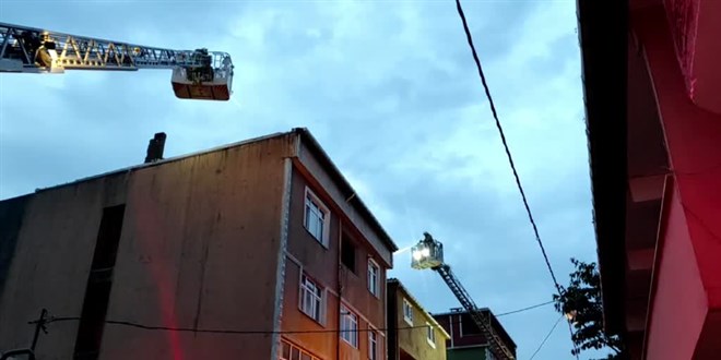 Sultanbeyli'de bir binanın çatısında çıkan yangın söndürüldü