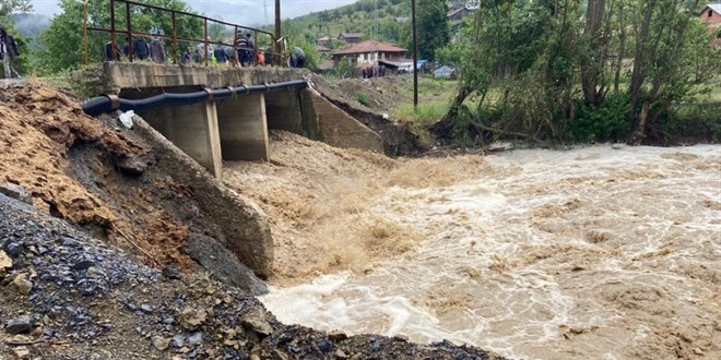 Şiddetli sağanak yağış sonrası ev ve tarlalar sel suları altında kaldı