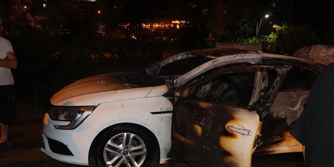 Osmaniye'de park halindeki otomobil yandı