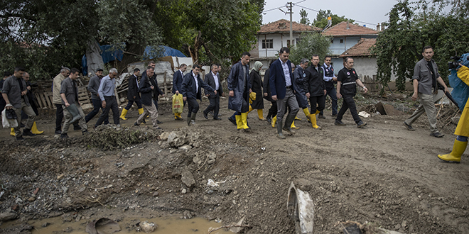 Bakan Kurum, selden etkilenen Akyurt'ta: Süreci takip ediyoruz