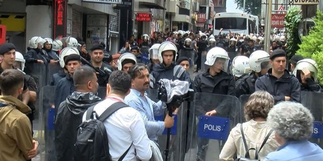 Kadıköy'de izinsiz yürüyüş yapan şüphelilerden 2'si tutuklandı