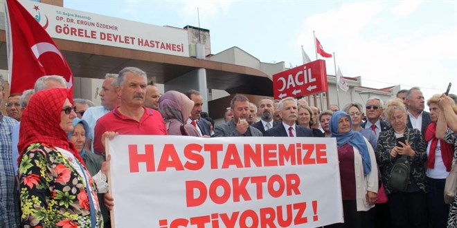 Uzman doktor isteyen muhtarlardan basın açıklaması