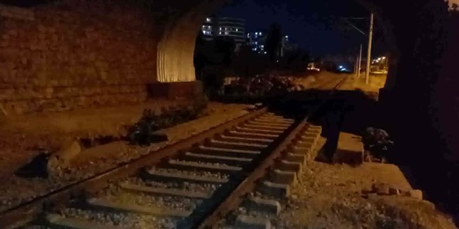 Manisa'da tren rayının yanında özçekim yapan genç kız, vagonun çarpması sonucu yaralandı