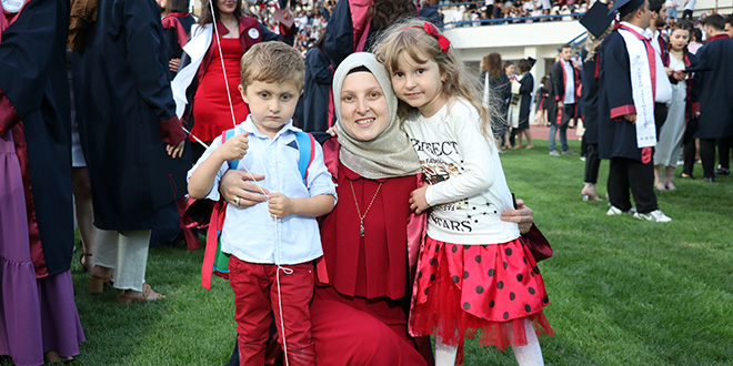 2 çocuk annesi, mezuniyet sevinci yaşadı.