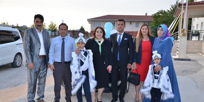İl Milli Eğitim Müdürü aracını 2 kardeş için sünnet düğünü arabası yaptı