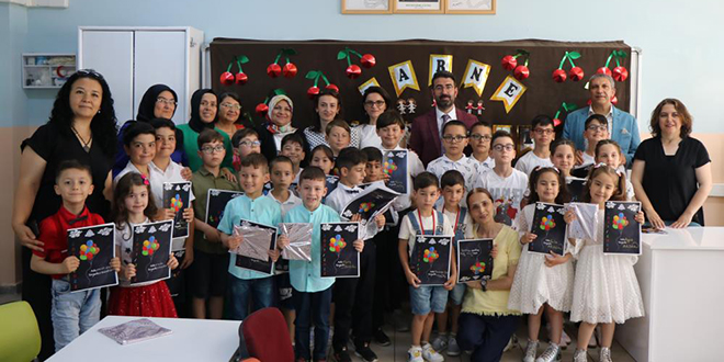 Aynı okulda 17 ikiz karne aldı