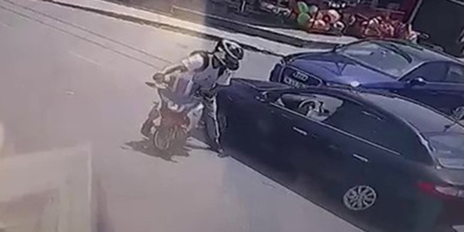 Önünden geçen motosikletliye vurup yoluna devam etti