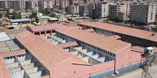 İşkencelerle anılan cezaevinde hükümlüler gümüşü sanata dönüştürüyor
