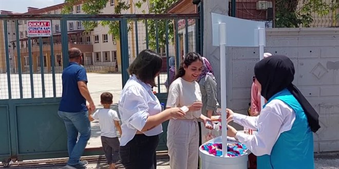 Gençlik merkezi gönülleri YKS sonrası ihtiyaç sahipleri için kalem topladı