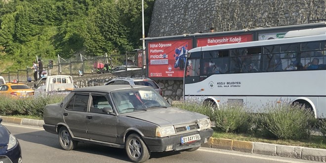 Dn konvoyunun nne atlayan ocua otomobil arpt