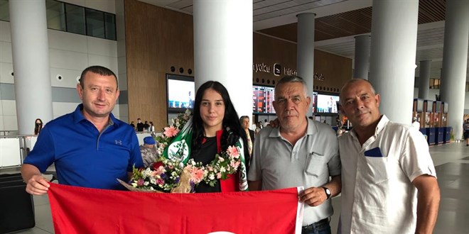 Avrupa ikincisi milli güreşçi Duygu Gen, Balıkesir'de törenle karşılandı