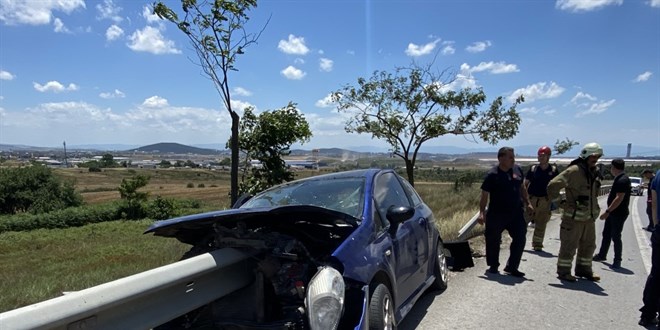 Tuzla'da otomobil bariyerlere ok gibi saplandı