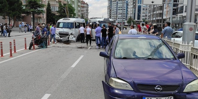 9 aracın karıştığı zincirleme trafik kazasında 19 kişi yaralandı