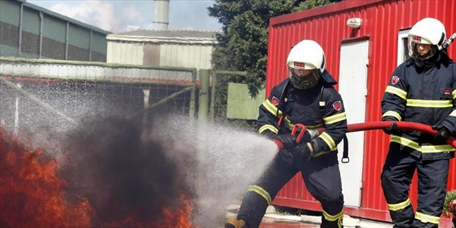 Bursa'da iki katlı ahşap bina yandı