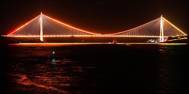İstanbul'un köprüleri Sahil Güvenlik Komutanlığının 40. yılı için aydınlatıldı