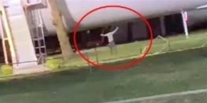 Alkollü adam, uçakla kavga etti: Daha uçamıyorsun!