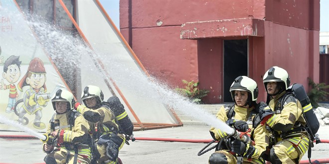 Ankara'daki 32 kadın itfaiyeci eğitim tatbikatı yaptı