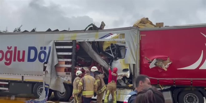 Beykoz'da 2 tır ile 1 minibüsün karıştığı zincirleme kazada 1 kişi öldü