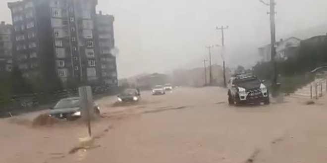 Kocaeli'de yoğun yağış sele döndü