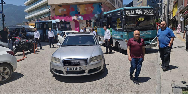 Otobüs ve dolmuş yolun ortasında kontak kapattı, metrelerce kuyruk oluştu