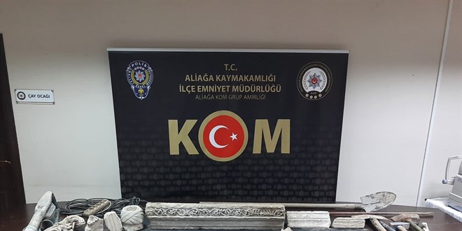 İzmir'de kaçak kazı yapılan evlerde Roma dönemine ait eserler ele geçirildi