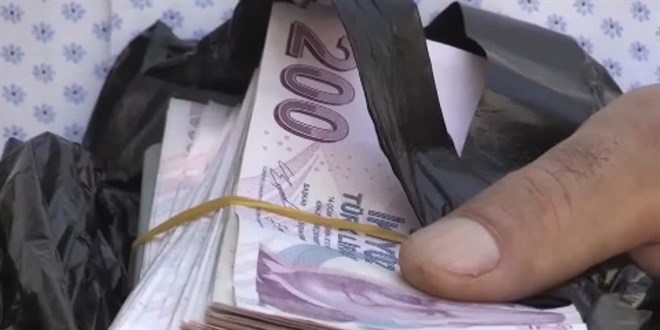 Kaldırımda 120 bin lira bulan uzman çavuş parayı sahibine teslim etti