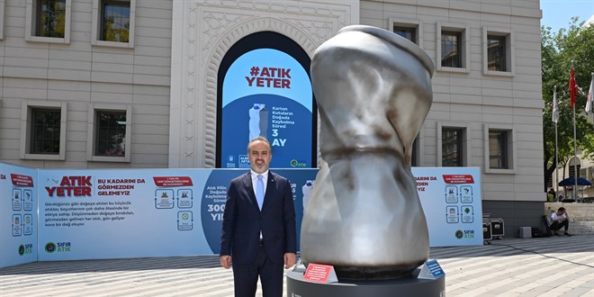 Çevre farkındalığı için şehir meydanına ezilmiş dev metal kutu konuldu