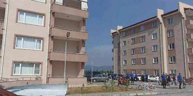 Cezaevi lojmanlarının çatıları uçtu, 15 araç hasar gördü