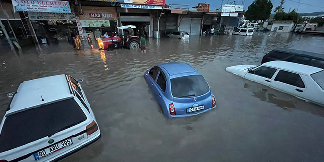Osmaniye'de sağanak nedeniyle ev ve iş yerlerini su bastı