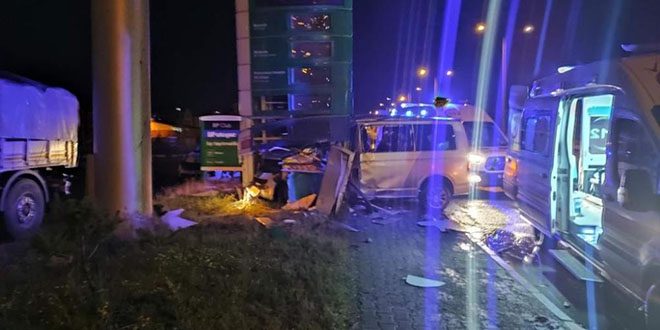 Araç akaryakıt istasyonu direğine çarptı: 2 ölü, 1 yaralı