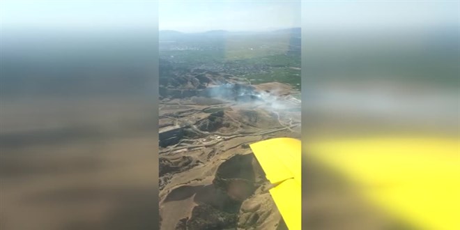 Manisa'da otluk ve ormanlık alanda başlayan yangına müdahale ediliyor