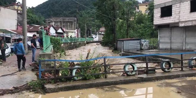 Zonguldak'ta sağanak nedeniyle bazı ev ve iş yerlerini su bastı