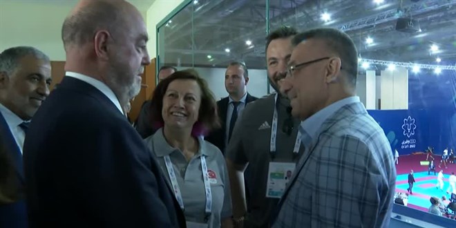 Cumhurbaşkanı Yardımcısı Oktay, Akdeniz Oyunları'na katılan Türk sporcularla buluştu