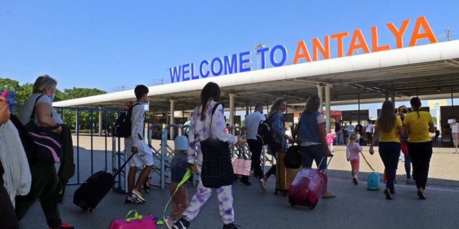 Antalya'da 2022 yl turist says 4 milyonu at