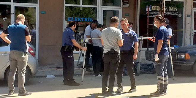 Eski eşini tabancayla öldüren kişi aynı silahla intihar etti
