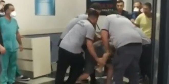 Baba-oğul hastanede 2 güvenlikçiyi darp etti, üstlerinden 3 bıçak ve 1 satır çıktı