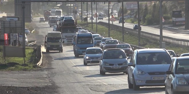 Tatil yolculuğu başladı: 43 ilin geçiş noktasında trafik yoğunluğu