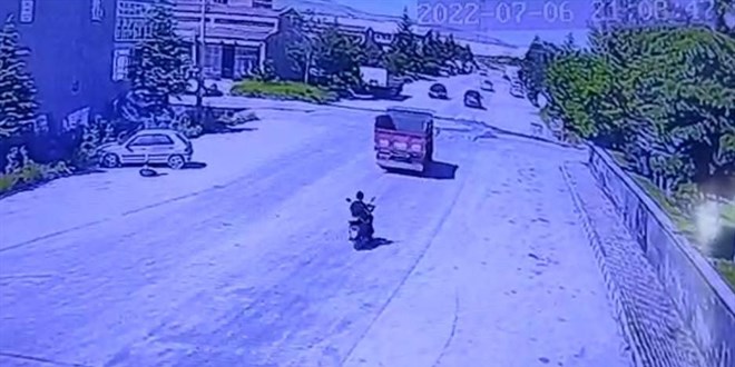 Sanayide çalışan küçük çocuk motosikletiyle otomobilin altında kaldı