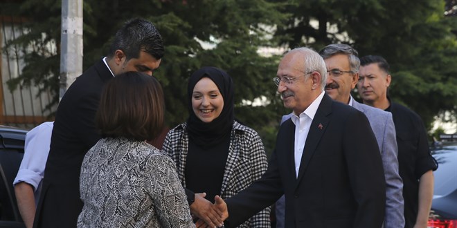 Kılıçdaroğlu, 28 Şubat mağdurlarından Sultan Kara'yı ziyaret etti