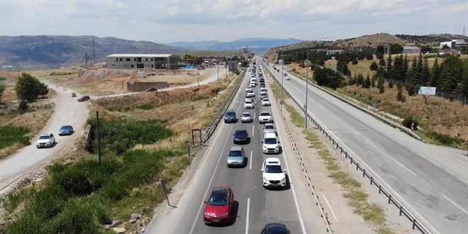 43 ilin geçiş güzergahında trafik yoğunluğu: Bayram kuyruğu görüntülendi