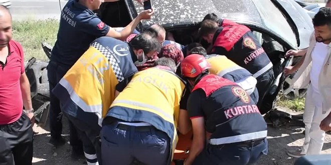 Sivas'ta devrilen otomobildeki 4 kişi yaralandı